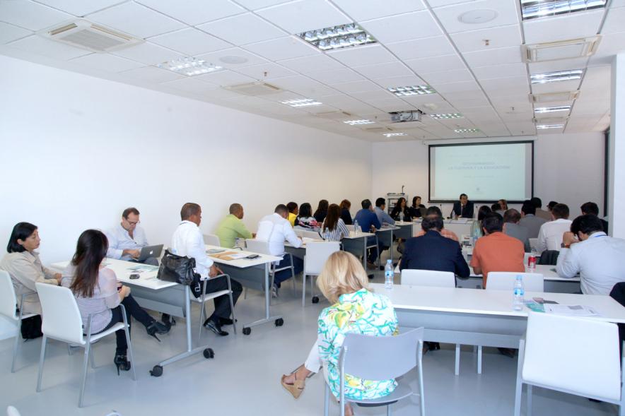Visita Ciudad y Centro de Arte Alumnos EGME - Imagen de los alumnos recibiendo una conferencia sobre " Gestionando la cultura y la educación".