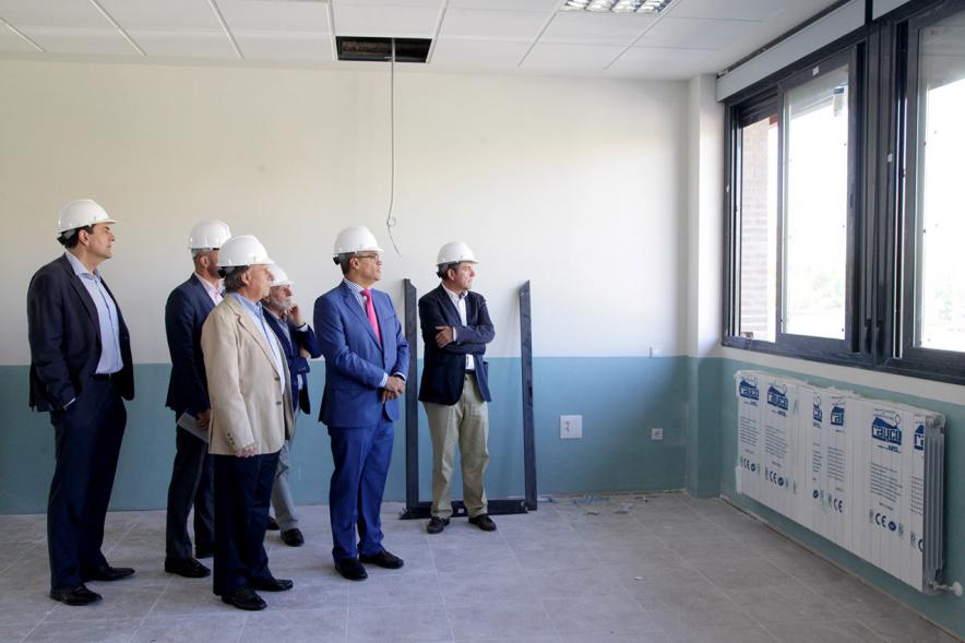 Visita Obras Nuevo Instituto Fuentelucha - Imagen de diferentes autoridades, entre ellas el alcalde García de Vinuesa en un momento de la visita.