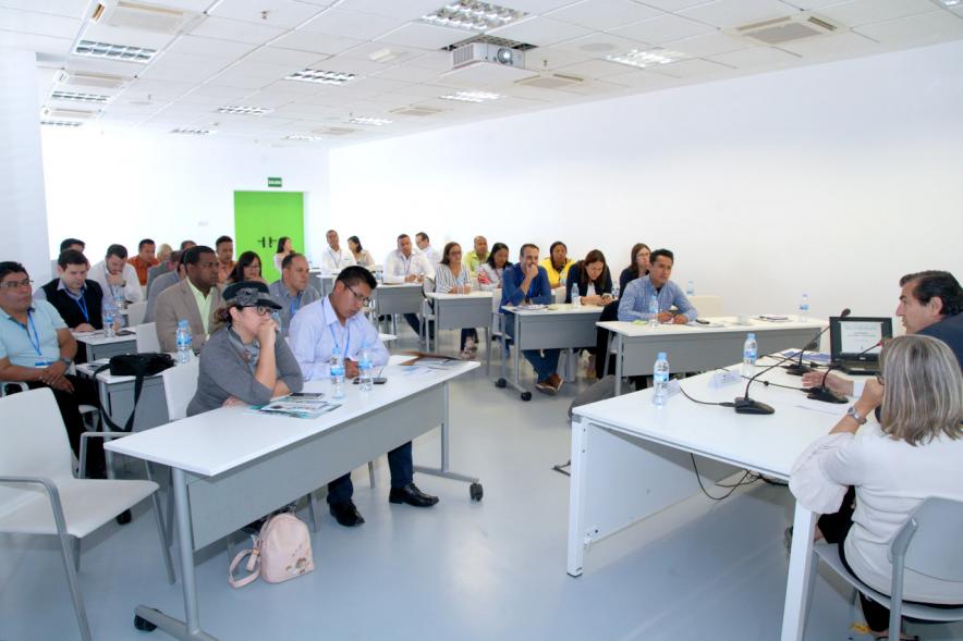 Visita Ciudad y Centro de Arte Alumnos EGME - Imagen de los alumnos recibiendo una conferencia sobre " Gestionando la cultura y la educación".