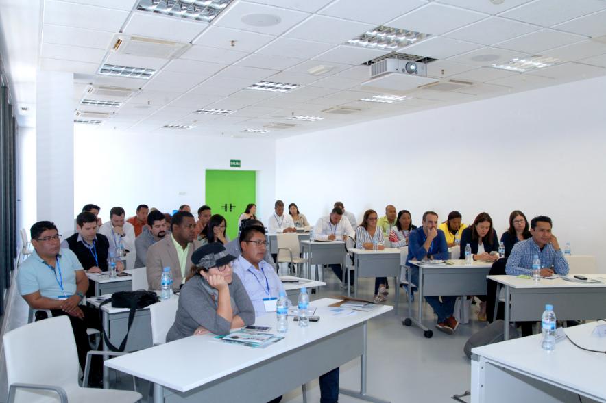 Visita Ciudad y Centro de Arte Alumnos EGME - Imagen de los alumnos recibiendo una conferencia sobre " Gestionando la cultura y la educación".