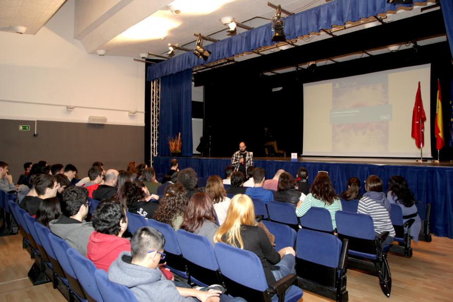 Visita al CIFP José Luis Garci - Imagen de una alumna dirigiéndose al público asistente.