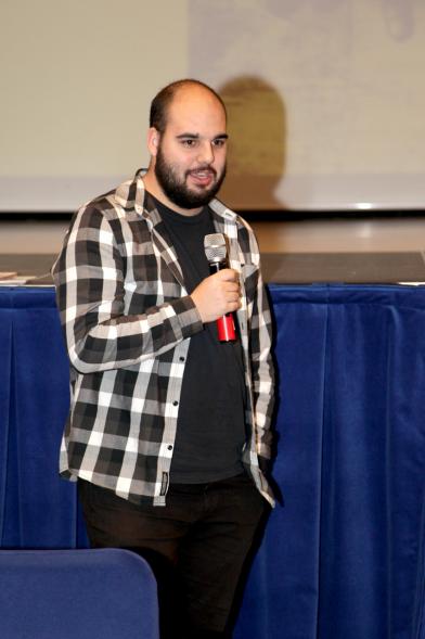 Visita al CIFP José Luis Garci - Imagen de un alumno dirigiéndose al público asistente.