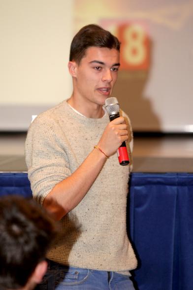 Visita al CIFP José Luis Garci - Imagen de un alumno dirigiéndose al público asistente.