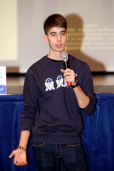 Visita al CIFP José Luis Garci - Imagen de un alumno dirigiéndose al público asistente.