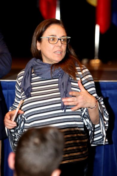 Visita al CIFP José Luis Garci - Imagen de una alumna dirigiéndose al público asistente.