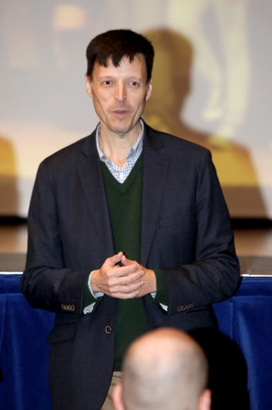 Visita al CIFP José Luis Garci - Imagen de una persona dirigiéndose a los asistentes al acto.