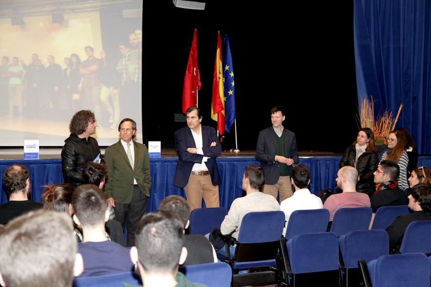 Visita al CIFP José Luis Garci - Imagen del alcalde García de Vinuesa dirigiéndose a los asistentes al acto junto a otras personas.