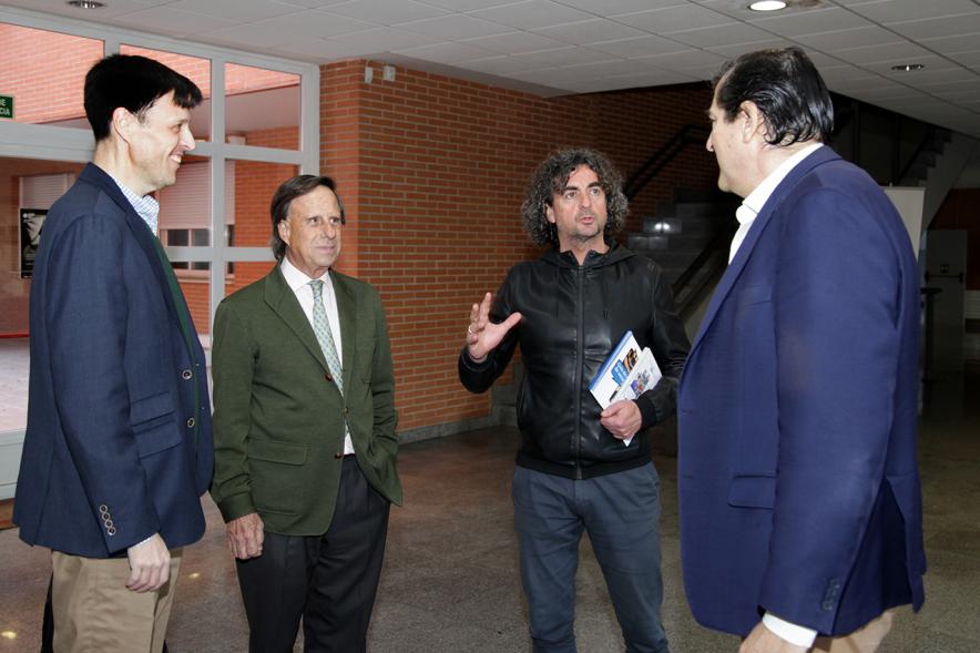 Visita al CIFP José Luis Garci - Imagen del alcalde García de Vinuesa y otras  autoridades siendo recibidas en la entrada del CIFP.