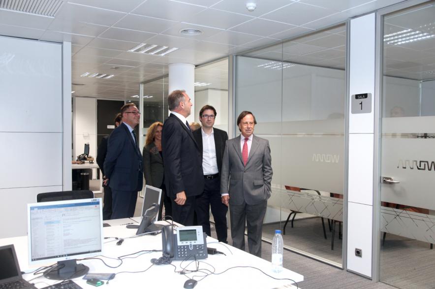 Visita a Empresa Arrow Iberia Electrónica S.L.U. - Imagen del alcalde García de Vinuesa con directivos recorriendo las oficinas de la empresa.