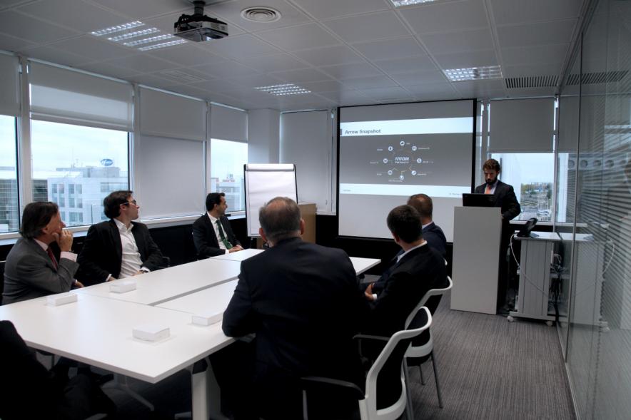 Visita a Empresa Arrow Iberia Electrónica S.L.U. - Imagen del alcalde García de Vinuesa con directivos de la empresa en un momento de un discurso.