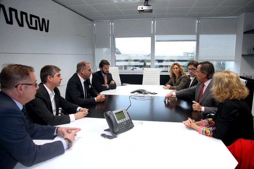 Visita a Empresa Arrow Iberia Electrónica S.L.U. - Imagen del alcalde García de Vinuesa con directivos de la empresa.