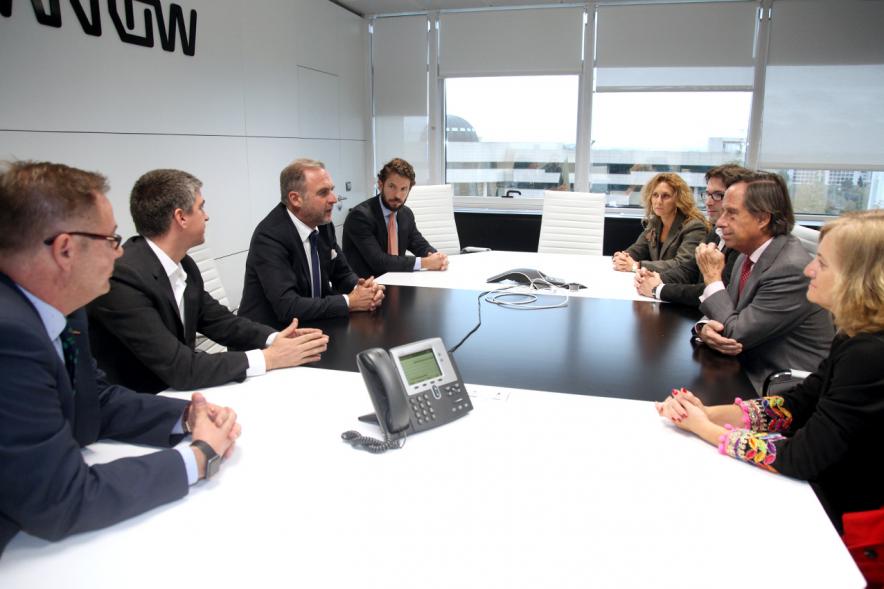 Visita a Empresa Arrow Iberia Electrónica S.L.U. - Imagen del alcalde García de Vinuesa con directivos.