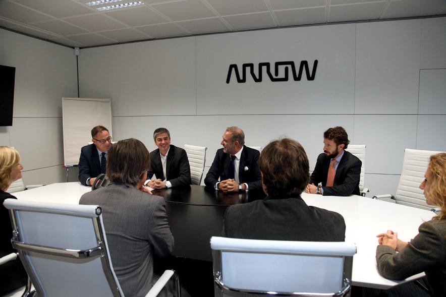 Visita a Empresa Arrow Iberia Electrónica S.L.U. - Imagen del alcalde García de Vinuesa con directivos de la empresa.