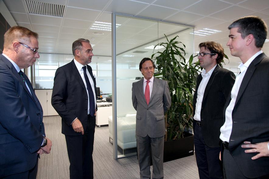 Visita a Empresa Arrow Iberia Electrónica S.L.U. - Imagen del alcalde García de Vinuesa con directivos de la empresa.