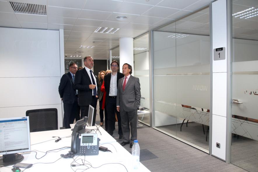 Visita a Empresa Arrow Iberia Electrónica S.L.U. - Imagen del alcalde García de Vinuesa con directivos recorriendo las oficinas de la empresa.
