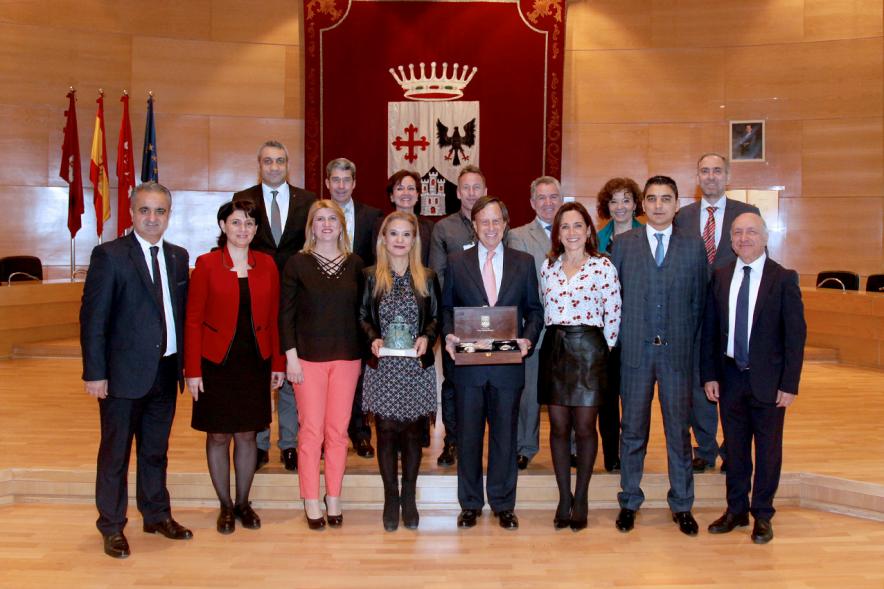 Visita de la Delegación Turca del Pueblo de Tarso -  Imagen de la delegación siendo recibida por el alcalde García de Vinuesa.