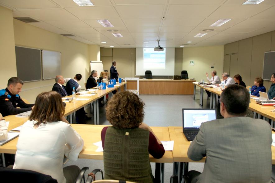 Visita de la Delegación Turca del Pueblo de Tarso - Imagen de personas en un momento de una conferencia.