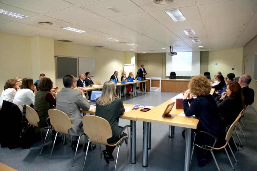 Visita de la Delegación Turca del Pueblo de Tarso - Imagen de personas en un momento de una conferencia.
