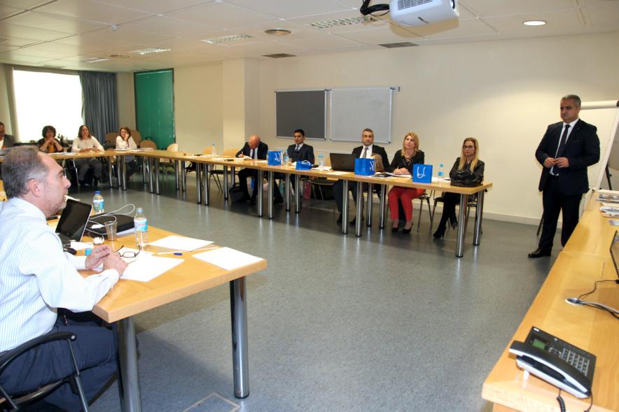 Visita de la Delegación Turca del Pueblo de Tarso - Imagen de personas en un momento de una conferencia.