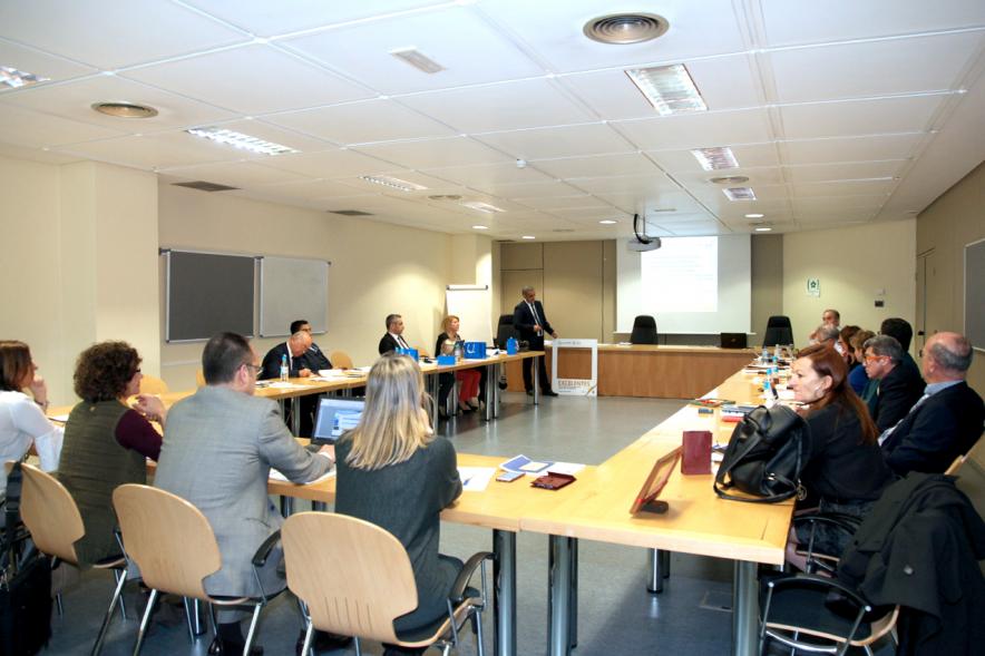 Visita de la Delegación Turca del Pueblo de Tarso - Imagen de personas en un momento de una conferencia.