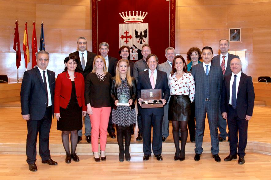 Visita de la Delegación Turca del Pueblo de Tarso - Imagen de la delegación siendo recibida por el alcalde García de Vinuesa.