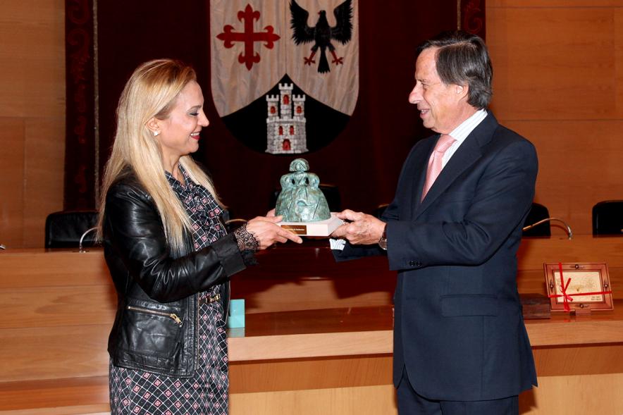 Visita de la Delegación Turca del Pueblo de Tarso - Imagen del alcalde García de Vinuesa entregando un obsequio a un miembro de la delegación.