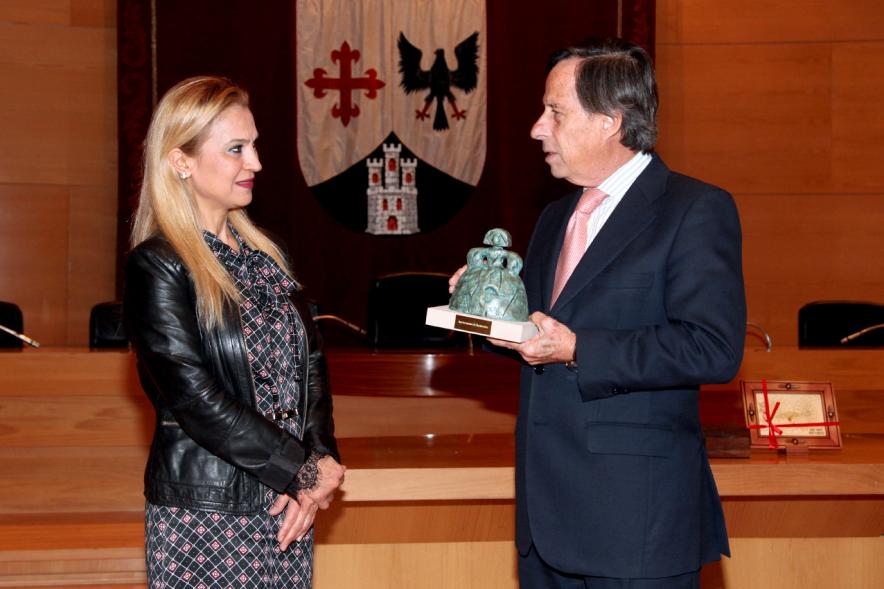 Visita de la Delegación Turca del Pueblo de Tarso - Imagen del alcalde García de Vinuesa entregando un obsequio a un miembro de la delegación.