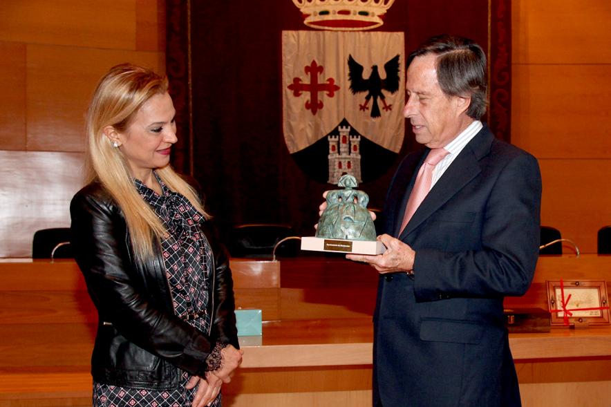 Visita de la Delegación Turca del Pueblo de Tarso - Imagen del alcalde García de Vinuesa entregando un obsequio a un miembro de la delegación.