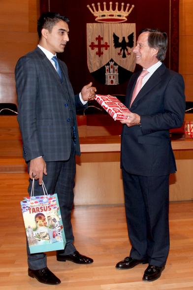 Visita de la Delegación Turca del Pueblo de Tarso - Imagen del alcalde García de Vinuesa recibiendo un obsequio de un miembro de la delegación.