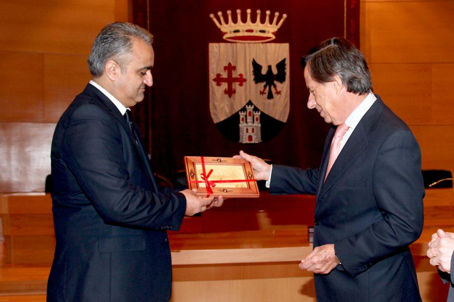 Visita de la Delegación Turca del Pueblo de Tarso - Imagen del alcalde García de Vinuesa recibiendo un obsequio de un miembro de la delegación.