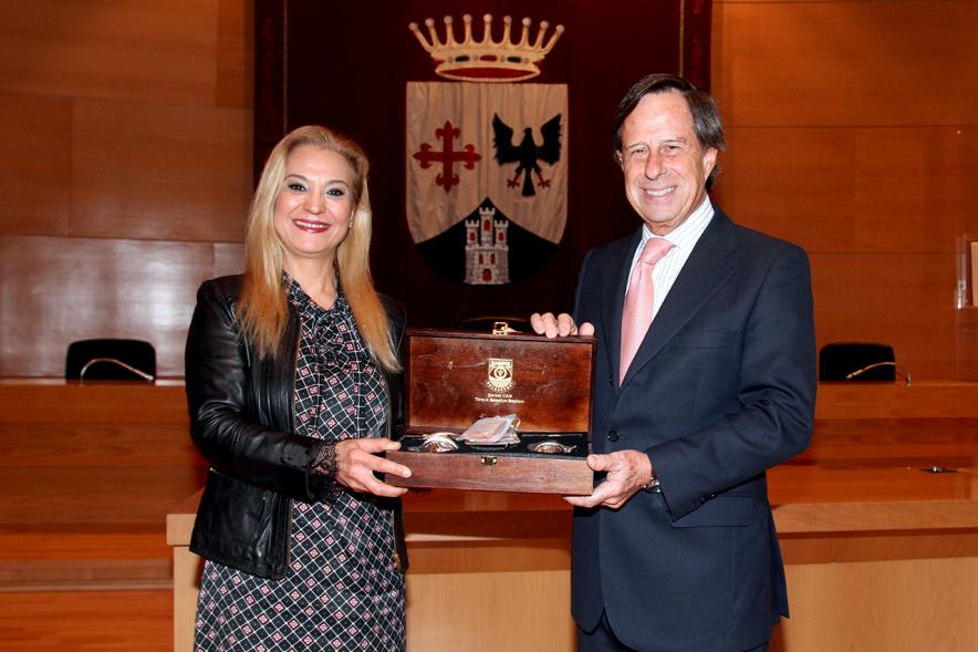 Visita de la Delegación Turca del Pueblo de Tarso - Imagen del alcalde García de Vinuesa recibiendo un obsequio de un miembro de la delegación.