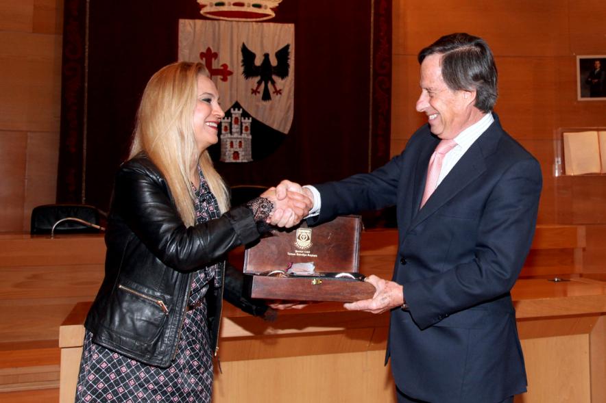 Visita de la Delegación Turca del Pueblo de Tarso - Imagen del alcalde García de Vinuesa recibiendo un obsequio de un miembro de la delegación.