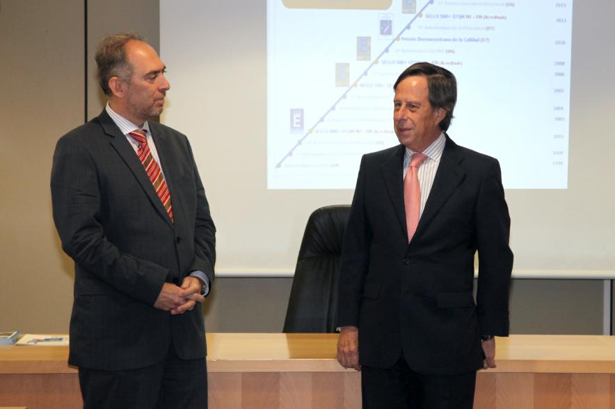Visita de la Delegación Turca del Pueblo de Tarso - Imagen del alcalde  García de Vinuesa y un miembro de la delegación turca. 