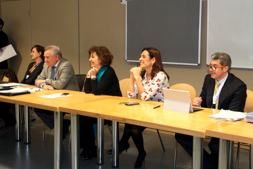 Visita de la Delegación Turca del Pueblo de Tarso - Imagen de personas en un momento de una conferencia.