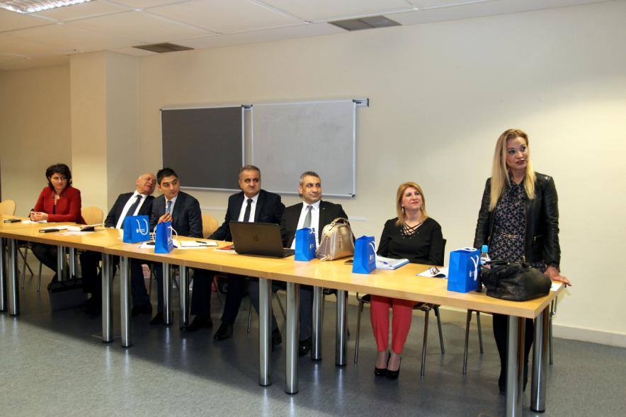 Visita de la Delegación Turca del Pueblo de Tarso - Imagen de personas en un momento de una conferencia.