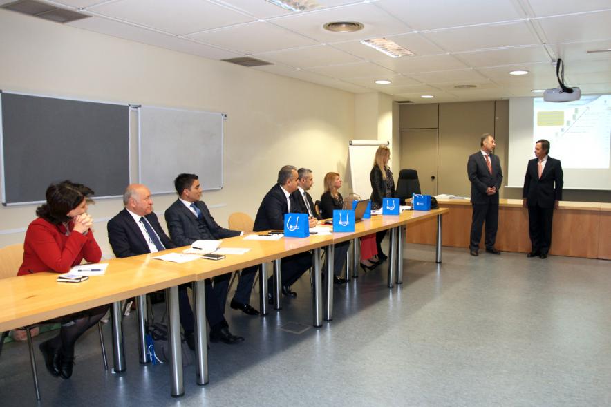 Visita de la Delegación Turca del Pueblo de Tarso - Imagen de personas en un momento de una conferencia.