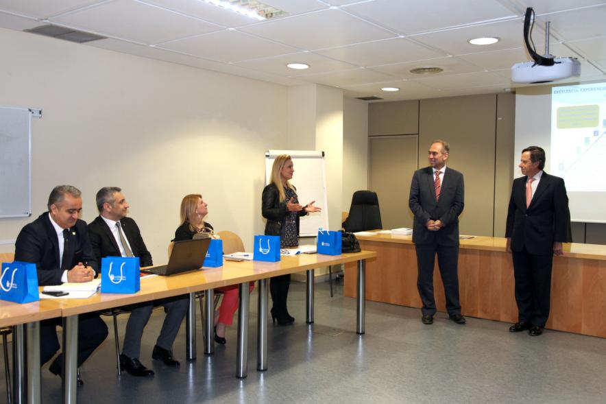 Visita de la Delegación Turca del Pueblo de Tarso - Imagen de personas en un momento de una conferencia.