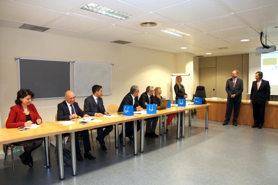 Visita de la Delegación Turca del Pueblo de Tarso - Imagen de personas en un momento de una conferencia.