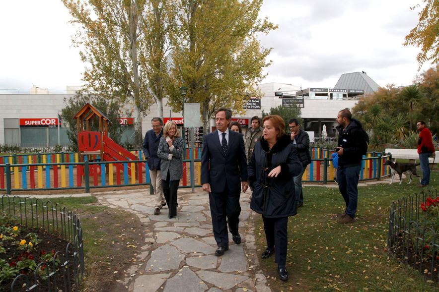 Visita a Obras de Mejora en El Soto y en La Moraleja - Imagen del alcalde García de Vinuesa visitando las obras.