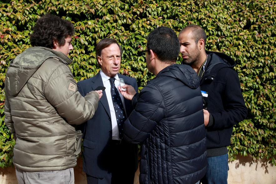 Visita a Obras de Mejora en El Soto y en La Moraleja - Imagen del alcalde García de Vinuesa con periodistas visitando las obras.