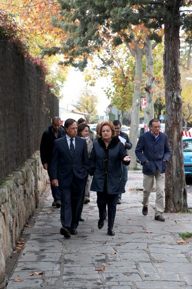 Visita a Obras de Mejora en El Soto y en La Moraleja - Imagen del alcalde García de Vinuesa visitando las obras.