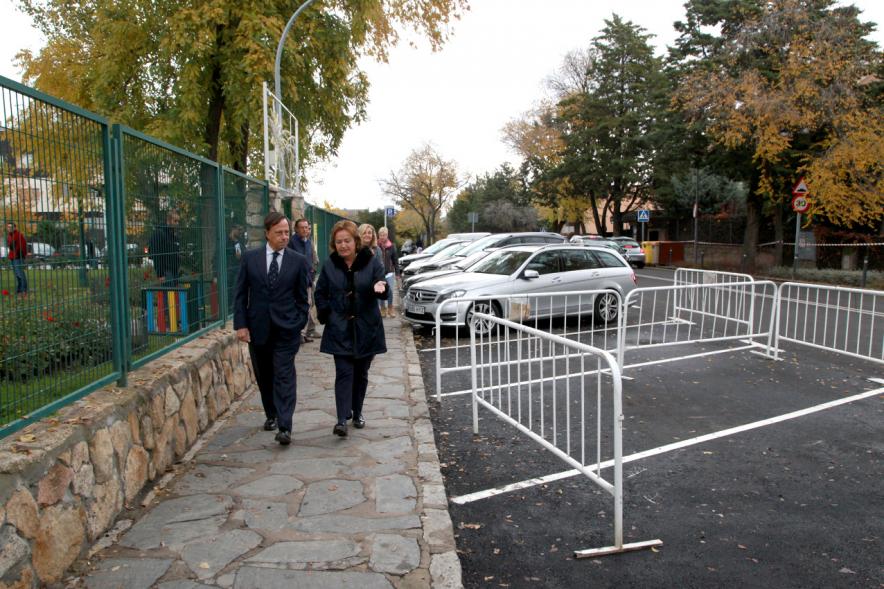Visita a Obras de Mejora en El Soto y en La Moraleja - Imagen del alcalde García de Vinuesa visitando las obras.