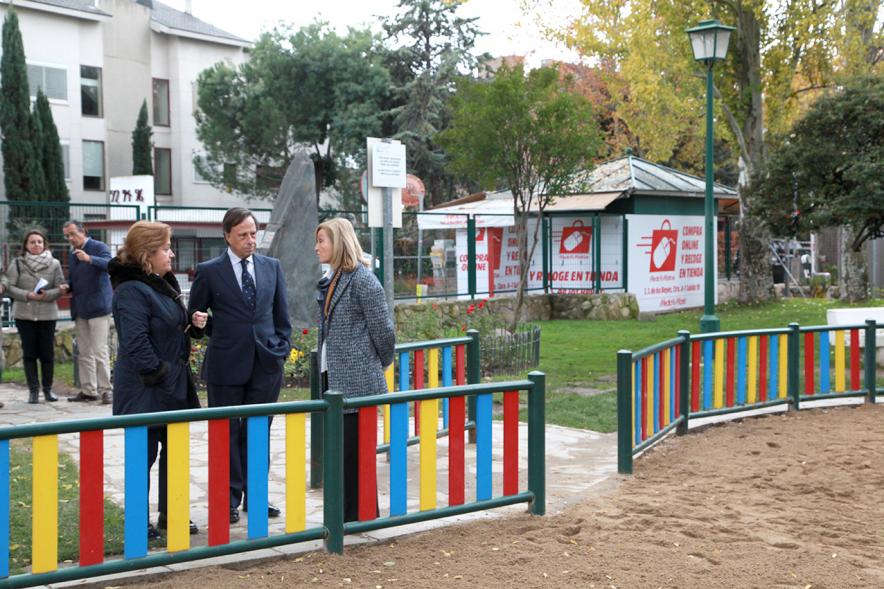 Visita a Obras de Mejora en El Soto y en La Moraleja - Imagen del alcalde García de Vinuesa visitando las obras.
