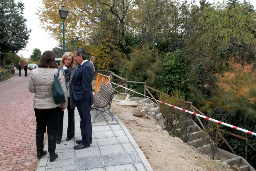 Visita a Obras de Mejora en El Soto y en La Moraleja - Imagen del alcalde García de Vinuesa visitando las obras.
