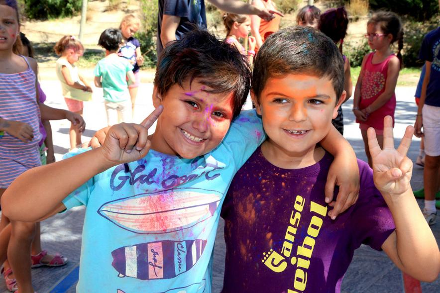 Niños en la fiesta de colores