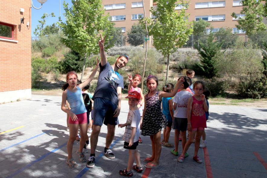 Niños en la fiesta de colores