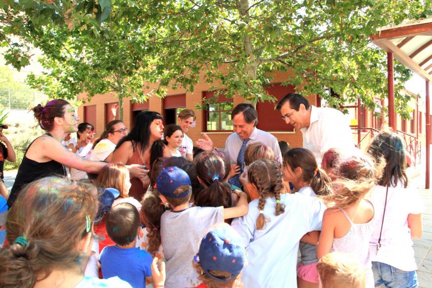 Niños rodeando a los miembros de la delegación municipal