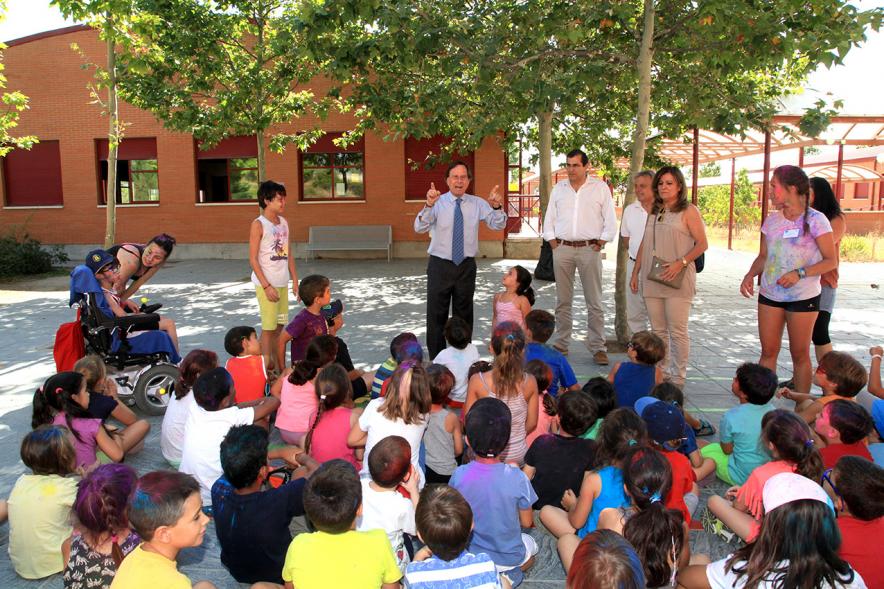 Alcalde García De Vinuesa participando en los juegos