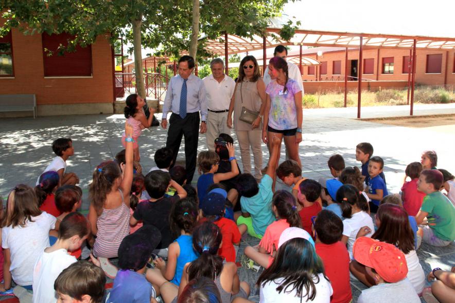 Delegación municipal integrándose en las actividades infantiles