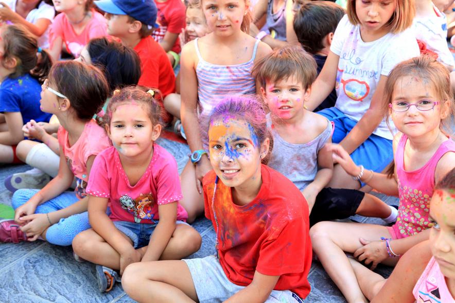 Niños durante la fiesta de colores